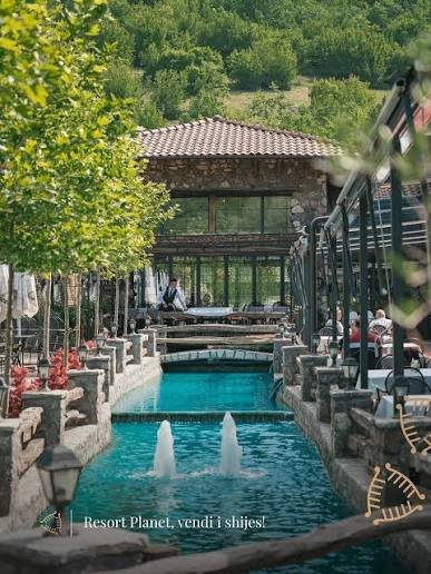 Tarraca verore e Planet Resort me ujë të kthjellët dhe shatërvanë mes gjelbërimit